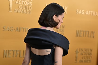 El escote del vestido de Celine de Selena Gomez dejaba ver algunos de sus tatuajes.    