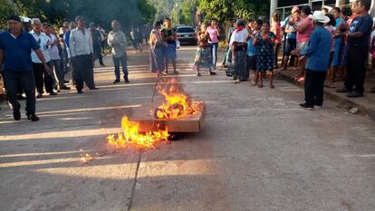 Pobladores del municipio oaxaqueño San Juan Guichicovi quemaron paquetería electoral en reproche al gobierno que la ayuda no llega tras el paso del huracán Agatha, pero sí el material de las elecciones. 