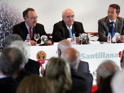 Vicente Álvarez Areces, entre Enrique Battaner (izquierda) y Emiliano Martínez.