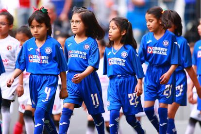 Niñas con el uniforme del Cruz Azul entran al campo antes de un partido de la Liga MX, en 2020.