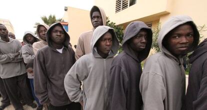 Inmigrantes jóvenes que saltaron el martes la valla de Melilla en el exterior de la comisaría de la ciudad.