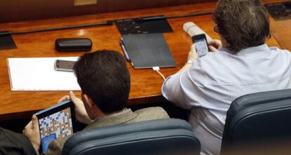 Los diputados Bartolom&eacute; Gonz&aacute;lez y Mar&iacute;a Isabel Redondo en plena partida. 