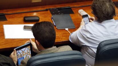 Los diputados Bartolomé González y María Isabel Redondo en plena partida.