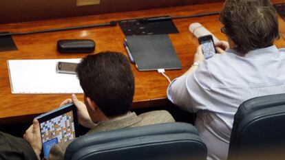 Los diputados Bartolom&eacute; Gonz&aacute;lez y Mar&iacute;a Isabel Redondo en plena partida. 