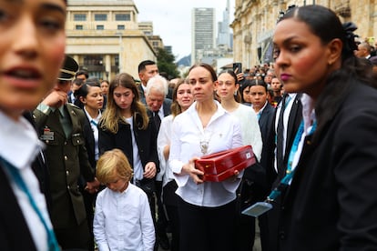 Claudia Tarazona, acompañada de su familia durante el funeral  Miguel Uribe, este miércoles. 