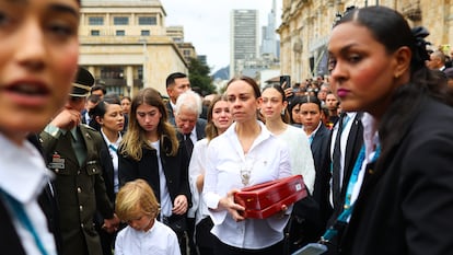 Claudia Tarazona, acompañada de su familia durante el funeral Miguel Uribe, este miércoles.