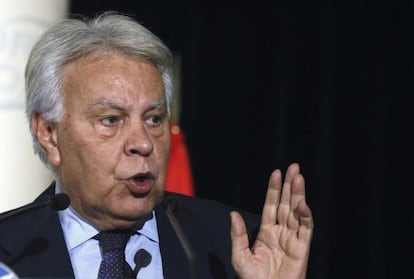 Former Spanish leader Felipe González will try to fly to Venezuela on Monday.