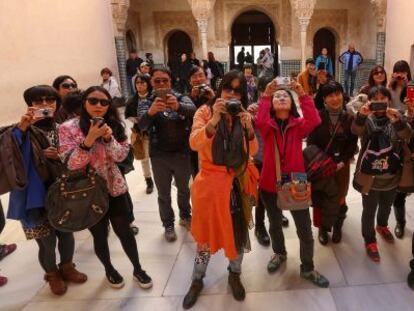 Un grupo de turistas fotograf&iacute;a el interior de la Alhambra el pasado enero.