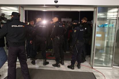 Miembros de la policía a la entrada de la sede de Canal 9.