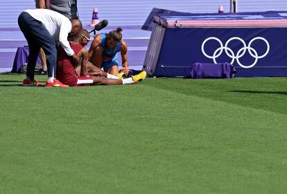 Tamberi, de azul, socorre a Barshim, lesionado en un gemelo.