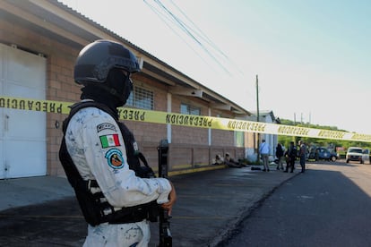 Elementos del Ejército resguardan el lugar donde cinco personas fueron asesinadas en Culiacán, México. El 15 de septiembre de 2024.