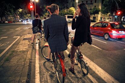En algunas ciudades holandesas el 60% de todos los desplazamientos se realizan ya en bicicleta. No es el caso de Barcelona, pero ante algunos semáforos ya se ven más bicis que automóviles.