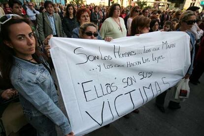 Concentración en Elche por el asesinato de Teresa Asunción y sus dos hijos.