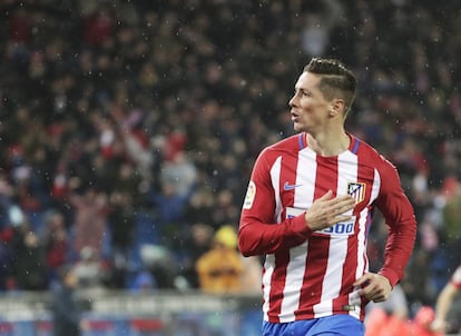 Fernando Torres, jugador del Atlético de Madrid, celebrando un gol, en el partido de liga disputado con el Celta, en el campo madrileño Vicente Calderón, el 12 de febrero de 2017.