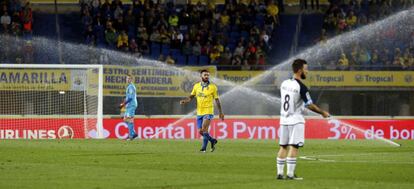 El juego estuvo parado unos minutos al inicio de la segunda parte al accionarse los aspersores del estadio Gran Canaria.