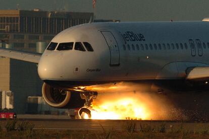 Los 139 pasajeros de un Airbus 329 de la compañía JetBlue han vivido una dramática experiencia: seguir por televisión la retransmisión del aterrizaje forzoso del aparato en que viajaban en el aeropuerto de Los Ángeles. Todo quedó en un susto.