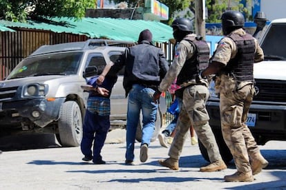 Policías realizan un operativo en la cárcel de Croix-des-Bouquets tras una fuga de presos, el pasado 25 de febrero, en Puerto Príncipe (Haití). Más de 400 presos escaparon y provocaron la muerte de al menos 25 personas, según informaron las autoridades 