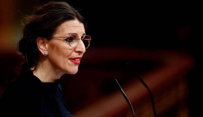 Spanish Labour Minister Yolanda Diaz addresses a plenary session in Madrid on March 25, 2020 to debate the extension of a national lockdown until April 11 in an effort to slow down the spread of the COVID-19 coronavirus. - As the global death toll soared past 20,000, Spain joined Italy in seeing its number of fatalities overtake China, where the virus first emerged just three three months ago. (Photo by Mariscal / POOL / AFP)