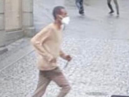 El presunto atacante, cuchillo en mano, en una imagen tomada en las calles de Wurzburgo, este viernes.