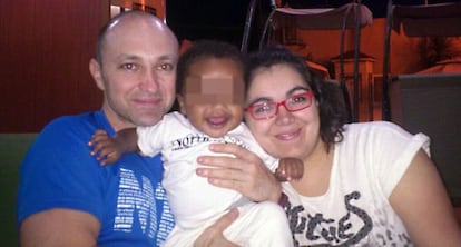 Sonia Alonso y Rubén Fernández, junto a su hijo Mikel Tamirat, en una imagen cedida por la pareja.