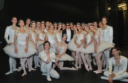 El director artístico, rodeado por sus bailarines en el Covent Garden, el pasado sábado. Entre ellos, Olga Smirnova, Julia Grebenchikova y Karim Abdulim.