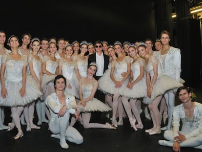 El director art&iacute;stico, rodeado por sus bailarines en el Covent Garden, el pasado s&aacute;bado. Entre ellos, Olga Smirnova, Julia Grebenchikova y Karim Abdulim. 