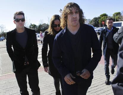 Cesc, Puyol y Xavi, a su llegada al tanatorio de Tres Cantos.