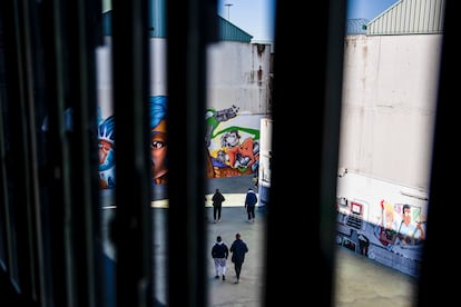 Reclusos pasean por un patio del Centro Penitenciario Madrid IV, en la localidad de Navalcarnero, en una imagen de archivo.