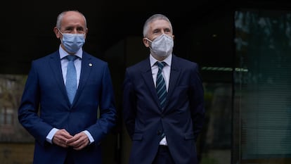 El consejero de Seguridad, Josu Erkoreka (a la derecha), y el ministro del Interior, Fernando Grande-Marlaska, y antes de reunirse este viernes en Vitoria.