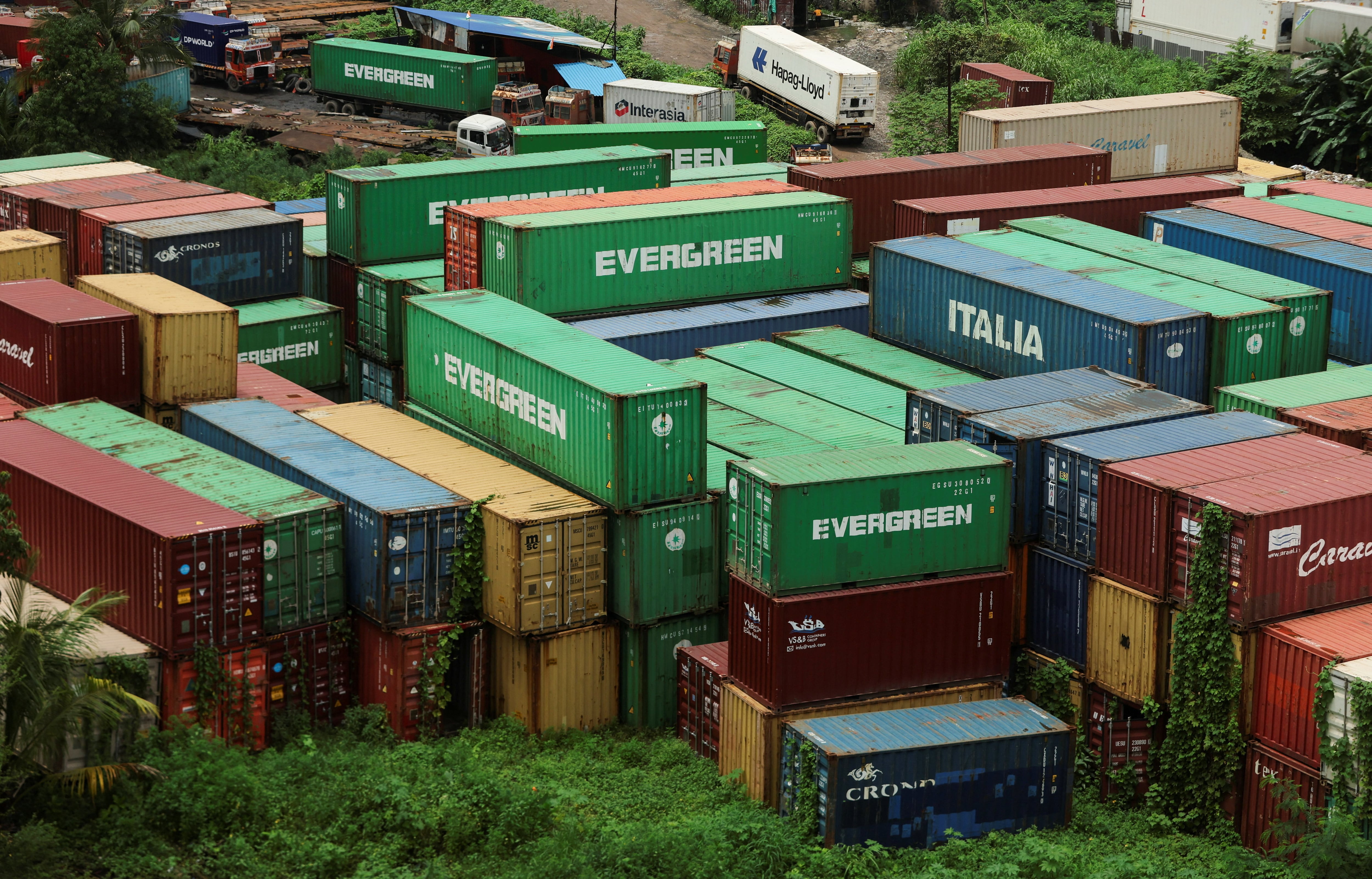 Contenedores de cargo apilados cerca de la ciudad india de Bombay.