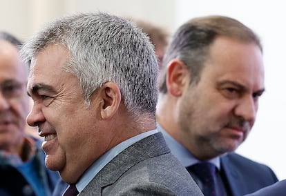 Los ex secretario de Organización del PSOE, Santos Cerdán y José Luis Ábalos, durante la toma de posesión de la cartera del nuevo ministro de Transportes, Óscar Puente.