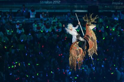 Parte del espectáculo en que una de las artistas parece volar sobre un reno.