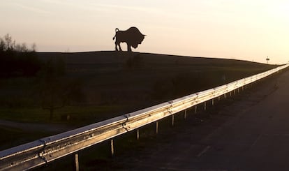 A giant metal statue of a bison is seen in a field near the village of Dudichi, southwest of Minsk, April 24, 2015. European bison, a national symbol of Belarus, is the largest wild animal in the country. REUTERS/Vasily Fedosenko