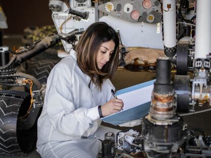 A engenheira aeroespacial colombiana Diana Trujillo estuda no laboratório da NASA os desenhos do jipe ‘Perseverance’.