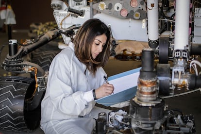 A engenheira aeroespacial colombiana Diana Trujillo estuda no laboratório da NASA os desenhos do jipe ‘Perseverance’.