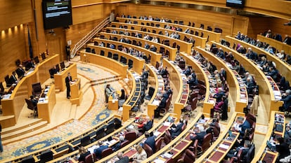 El ministro de la Presidencia, Félix Bolaños, interviene durante una sesión plenaria del Senado, el pasado 12 de diciembre.