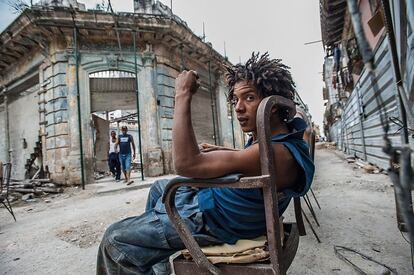 En la Habana Vieja, los hoteles modernos y rebosantes de turistas conviven con casas que piden a gritos una reforma. Por carácter y, en cierto modo, por miedo al derrumbe, la vida se traslada a la calle.