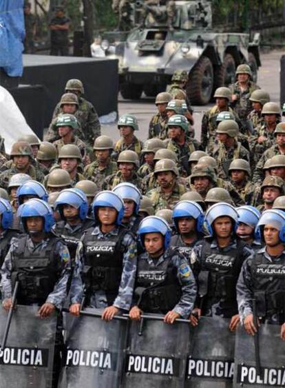 Soldados y antidisturbios, a la entrada del palacio presidencial.