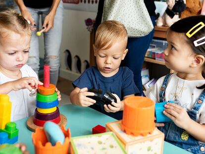 Unos niños juegan en una escuela infantil en una imagen de archivo.