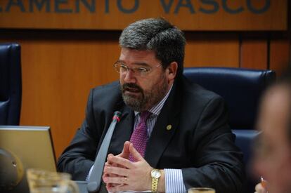 El consejero de Empleo, Juan María Aburto, en el Parlamento