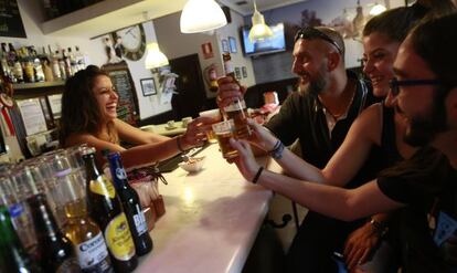 Gente bebe cerveza en un bar de Madrid.
