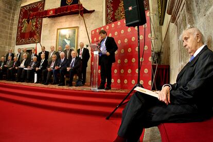 Santiago Grisola, a la derecha, ayer con los integrantes del jurado de los Premios Jaime I.