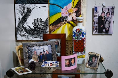 Pinturas y retratos en el piso de Marina López, inquilina de Lavapiés que espera un desahucio a los 94 años.