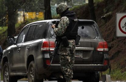 Militares recogen evidencias del veh&iacute;culo blindado.