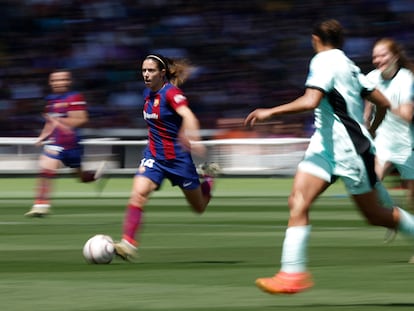 Aitana Bonmati conduce el balón en el partido frente al Chelsea.