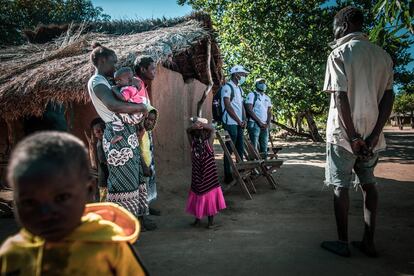 Manuel Balança Sande, a la derecha de la fotografía, recibe en su casa del barrio 24 de Julho de Mopeia, en Mozambique, a un equipo de científicos del Proyecto Bohemia. Hoy van a hablar con él sobre un ensayo clínico que está a punto de arrancar en esta región con el objetivo de reducir la incidencia de la malaria, una enfermedad infecciosa muy endémica aquí. 