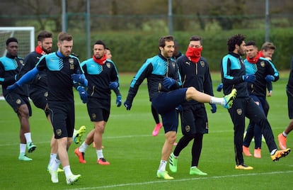 Los jugadores del Arsenal se entrenan en la ciudad deportiva del club, el Londres. Özil, Giroud y Campbell están apercibidos.Cazorla, Wilshere y Rosický serán baja por lesión. En el Barcelona, solo Piqué será sancionado si ve una tarjeta amarilla más.