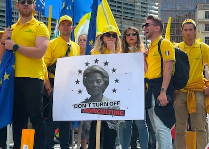 Agricultores europeos se manifiestan ante la sede de la Comisión en Bruselas.