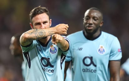 Layún celebra un gol en la Champions League.