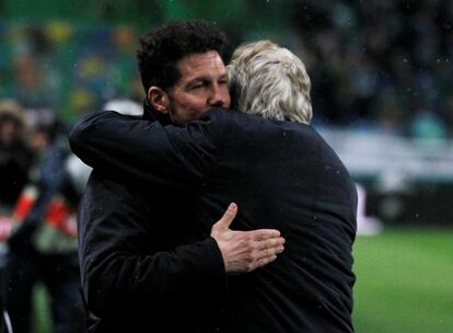 Los entrenadores del Atlético de Madrid y Sporting, Diego Simeone y Jorge Jesús respectivamente, se saludan antes del partido.